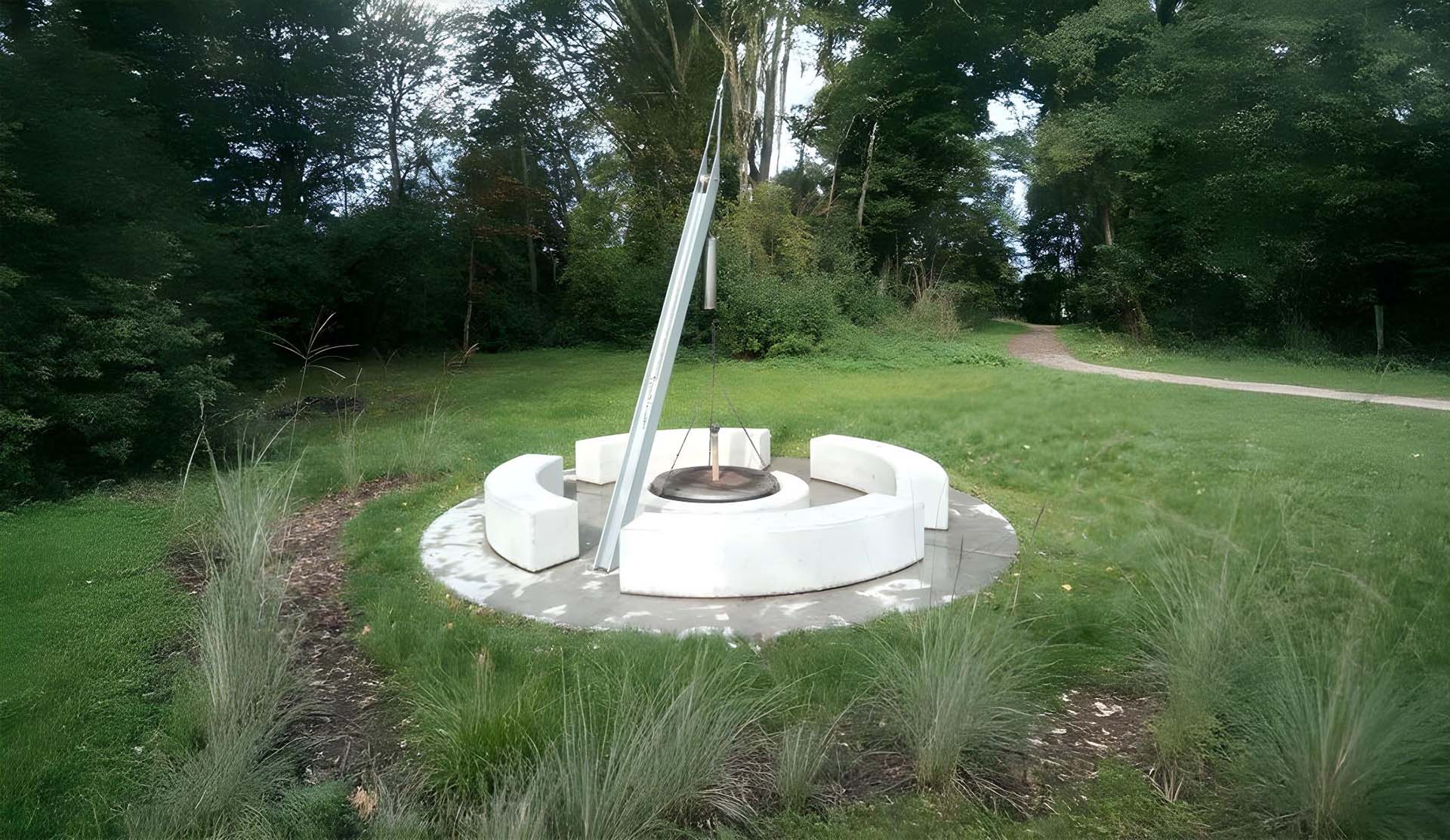 Runder Beton-Grillplatz im Park mit Edelstahl-Rost.