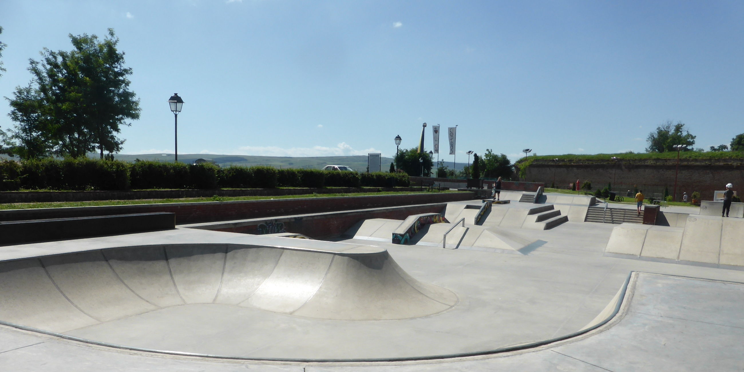 Beton-Skatepark — Totalaufnahme